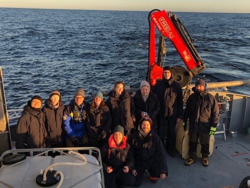 Forskargruppen ombord Electras akterdäck under expedition utanför Nynäshamn.