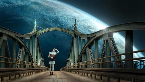 flickan som står på en bro med en planet bakom henne